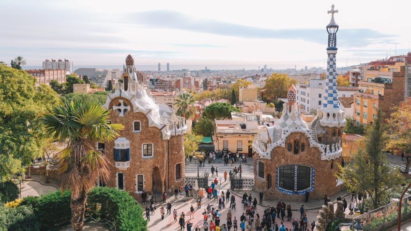 Architektura a turisté: Jak letní turistická sezona mění tvář měst?