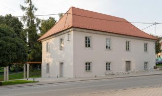 Barokní fara v Drnovicích prošla citlivou obnovou. Nově slouží knihovně i místním spolkům