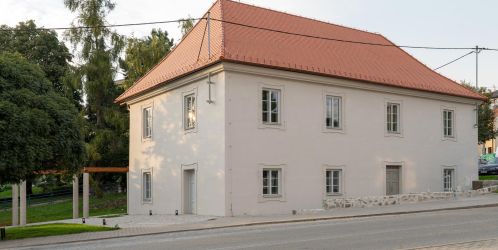 Barokní fara v Drnovicích prošla citlivou obnovou. Nově slouží knihovně i místním spolkům
