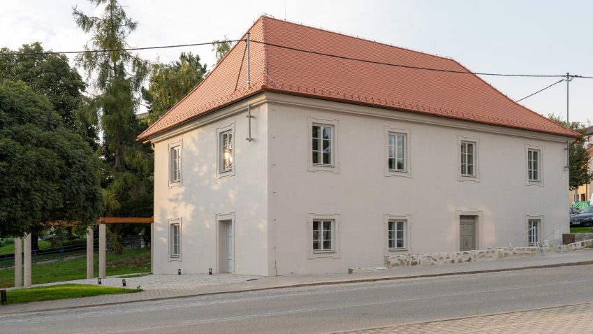 Barokní fara v Drnovicích prošla citlivou obnovou. Nově slouží knihovně i místním spolkům