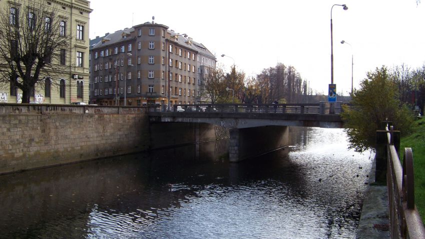 Budování nového mostu přes řeku Moravu se komplikuje