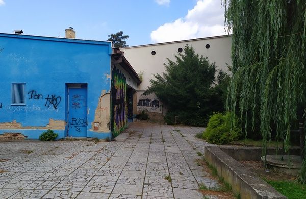 Bývalá budova kina v Dobříši zmizí. Vznikne tady park