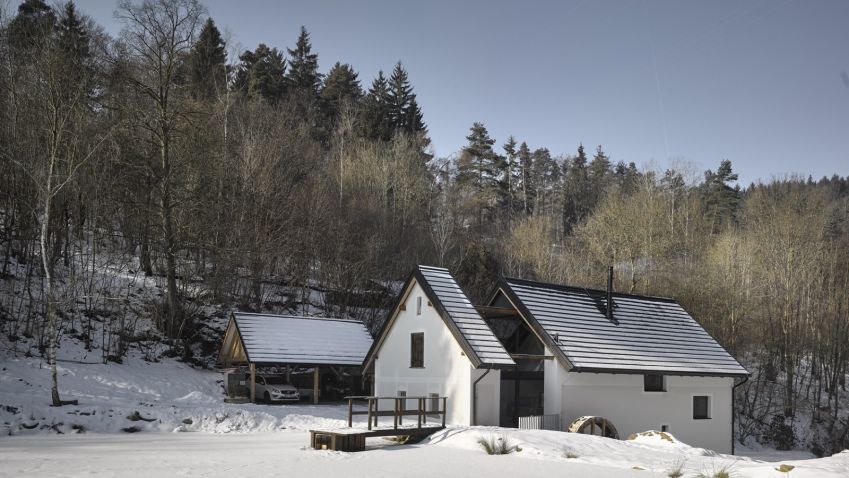 Český mlýn jak z pohádky v moderním kabátu stojí na samotě ve Středních Čechách