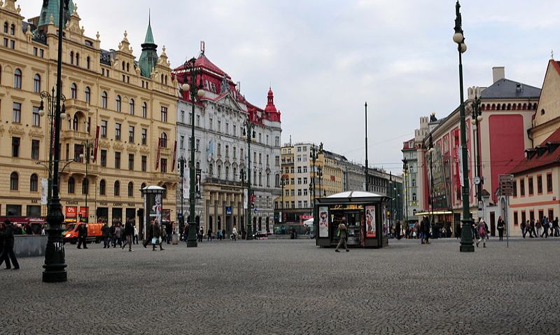 Crestyl koupil budovu na nám. Republiky 7