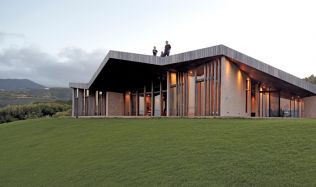 Dům na Maui a (bez)závěsová kancelář od Dekleva Gregorič Architects