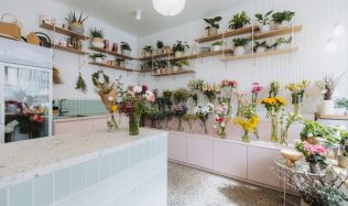 TV Architect v regionech - Design interiéru květinářství v centru Brna podtrhuje hravou atmosféru malého obchodu 