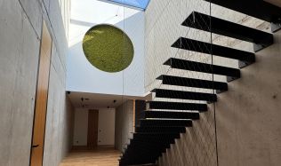 Dům pod vrbou: beton, světlo a propojení s krajinou