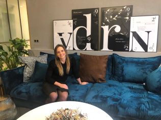 Díla architektů a designérů - Rekonstrukce bytu s prvky dřeva a kovu doplněnými textiliemi v zemitých odstínech od designérky Radky Šrámkové