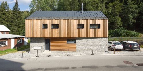Dům u potoka v Peci pod Sněžkou proměňuje komplikovanou parcelu v hlavní princip své architektury