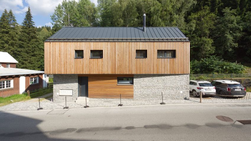 Dům u potoka v Peci pod Sněžkou proměňuje komplikovanou parcelu v hlavní princip své architektury
