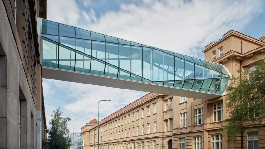 Historické budovy VŠCHT elegantně propojují křehké lávky ze skla a oceli