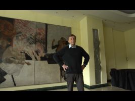 František Ronovský namaloval Triptych zdobící stěny v předsálí restaurace Primátor a také v jednacím sále Diana, v předsálí i uvnitř místnosti. Vpravo Skleněný sloup 1971 foyer Kongresového sálu od Stanislava Libenského