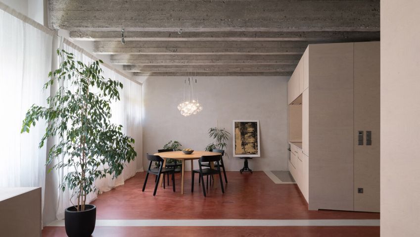 Interiér odráží funkcionalismus bytového domu, ve kterém se nachází
