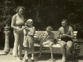 Jenny, Petr, Suzanna a Josef Winternitzovi v lázních, 1938