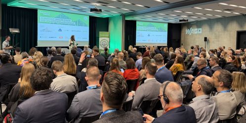 Klimatická odolnost jako nový standard stavebnictví. Odborníci z ČR i ze zahraničí představili své vize na konferenci Šetrné budovy 2026