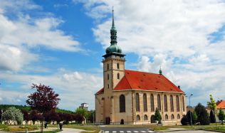 Kostel Nanebevzetí Panny Marie v Mostě se přesunem vyhnul demolici