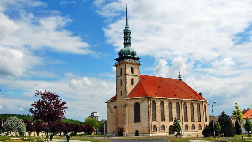 Kostel Nanebevzetí Panny Marie v Mostě se přesunem vyhnul demolici