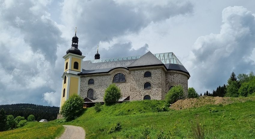 Kostel Nanebevzetí Panny Marie v Neratově – znáte unikát se skleněnou střechou?