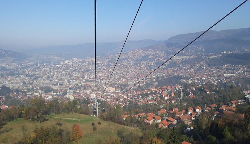 Lanovka brázdící vzduch nad Sarajevem slaví šedesátiny