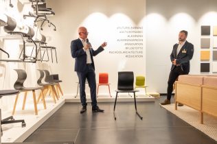 Legendární nábytek Flötotto se vyrábí v ČR. Frederik Flötotto představil značku v novém showroomu výrobce.