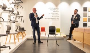 Legendární nábytek Flötotto se vyrábí v ČR. Frederik Flötotto představil značku v novém showroomu výrobce.