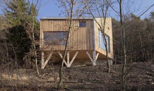 Malý domek ze dřeva na Křivoklátsku i po deseti letech vypadá stále svěže