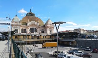 Město Plzeň postaví u hlavního nádraží kontejnery, které budou sloužit jako informační centrum