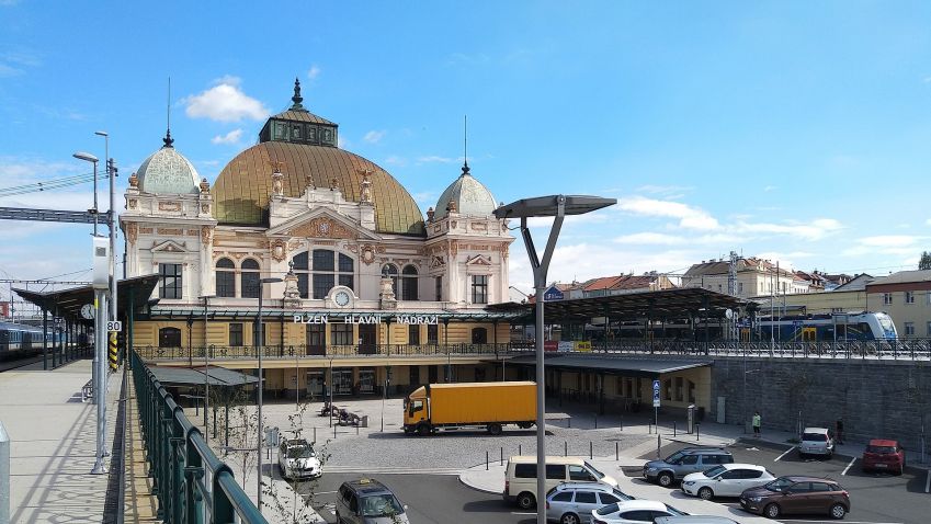 Město Plzeň postaví u hlavního nádraží kontejnery, které budou sloužit jako informační centrum