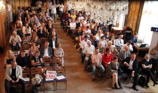 Mezinárodní konference o moderní architektuře a potřebě výškových budov nastolila nové otázky