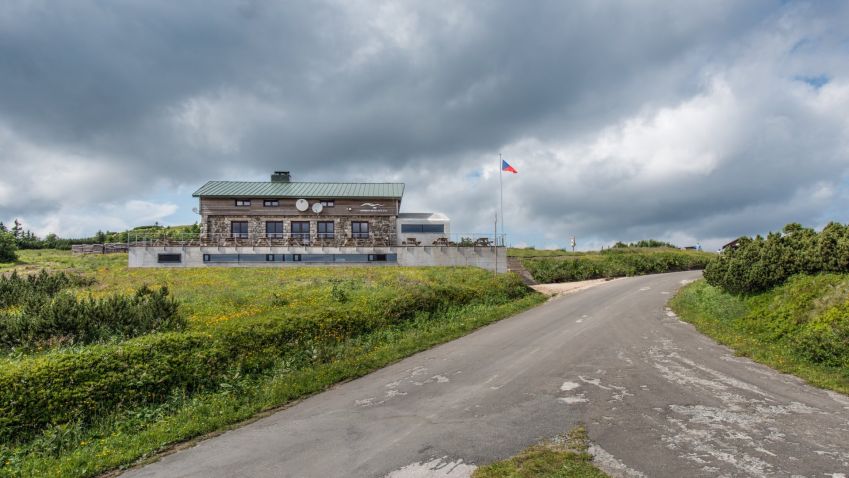 Moderní horská chata se zajímavou historií podle návrhu Tomáše Hradečného