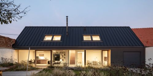 Moderní rodinný dům Polánka provokuje svou černou moderní fasádou, do vesnického prostředí ale skvěle zapadl!