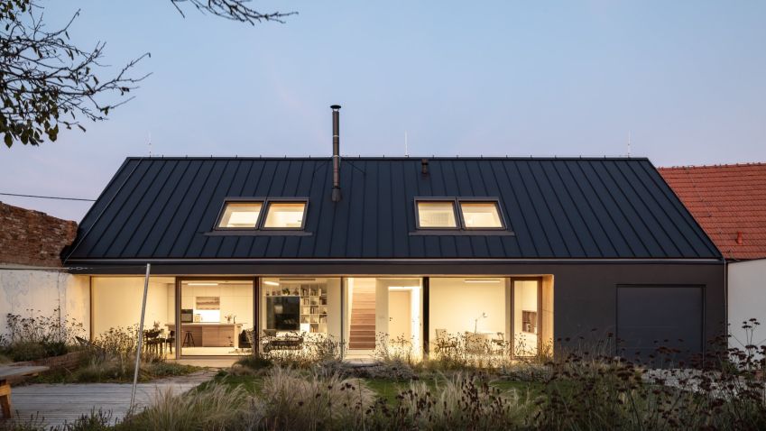 Moderní rodinný dům Polánka provokuje svou černou moderní fasádou, do vesnického prostředí ale skvěle zapadl!
