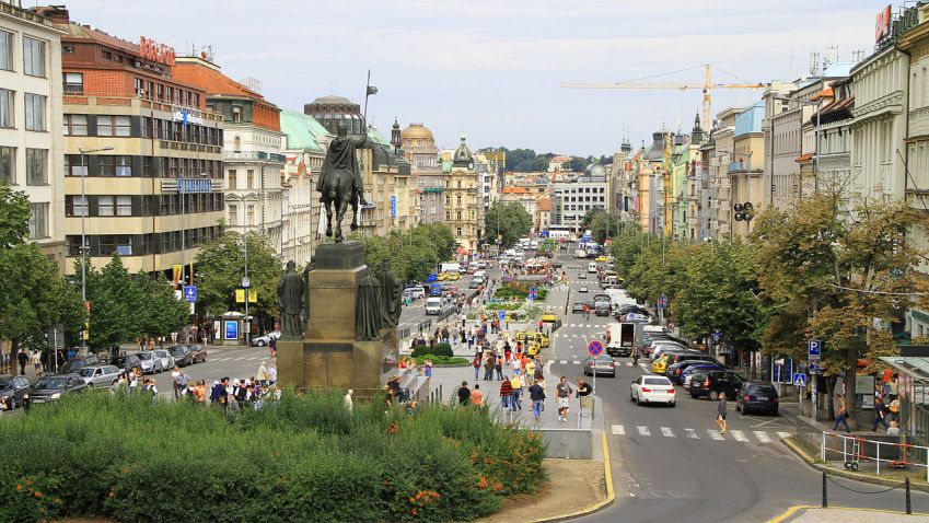 Možností odpočinku v Praze přibývá. K židlím a stolkům se letos připojí i lehátka