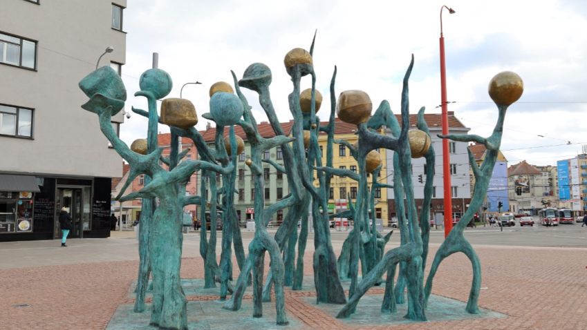 Na Mendlově náměstí v Brně vyrostla Hrachovina. Monument připomíná slavného přírodovědce