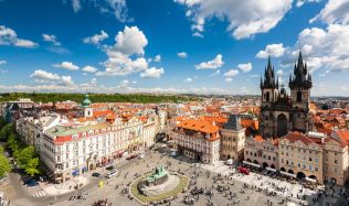Na Staroměstské náměstí v Praze se vrací Mariánský sloup. Znáte jeho historii?
