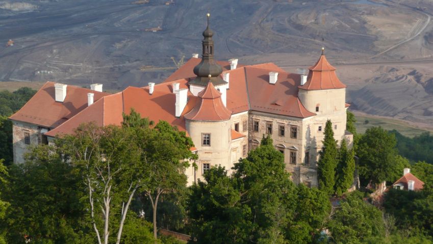 Na zámku v Jezeří na Mostecku opravují unikátní divadelní sál