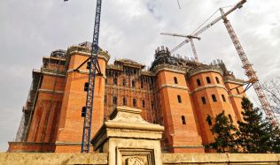 Náboženská versus světská moc: Nová katedrála v Rumunsku budí vášně