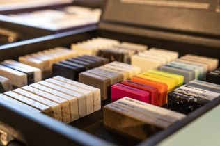 Navrhujete do projektů desky recepcí apod.? Podívejte se na inovativní materiál Hi-Macs.