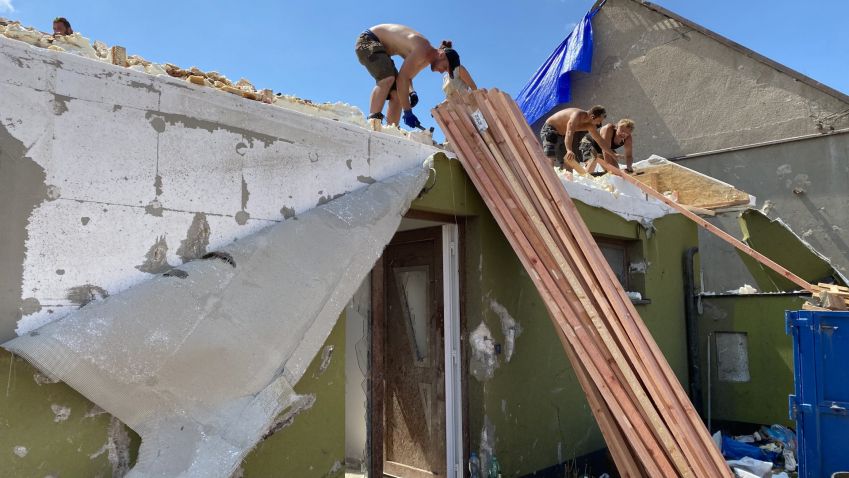 Nedostatek stavebního materiálu ještě více komplikuje situaci na jižní Moravě po zásahu ničivým tornádem