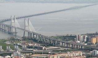 Nejdelší most v Evropě otevřeli před dvaceti lety v Portugalsku
