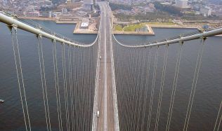 Nejdelší visutý most otevřeli před dvaceti lety v Japonsku