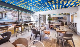 Nové bistro v Praze nabízí možnost sledovat mistry kuchaře přímo při práci Nové bistro v Praze nabízí možnost sledovat mistry kuchaře přímo při práci