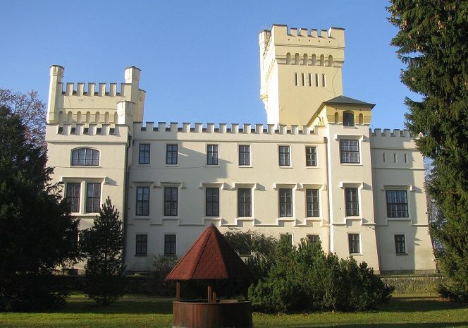 Novogotický zámek ve Skřivanech jde do dražby 