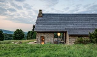 Obnova dřevěného roubeného domu z roku 1880 na romantickou usedlost Obnova dřevěného roubeného domu z roku 1880 na romantickou usedlost
