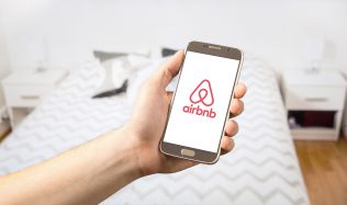 Od nového roku musí platit ubytovací poplatek i platformy typu Airbnb