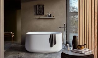 Organické tvary sanitární keramiky doplněné stylovým modulárním nábytkem. To je japonská elegance v koupelnách! 
