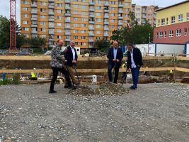 Položení základního kamene prvního zeleného bytového domu Rezidence Oskarka v Českých Budějovicích