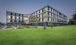 Stavební oskaři jsou rozdáni. Nová budova ČSOB v Hradci Králové získala titul Stavba roku 2025