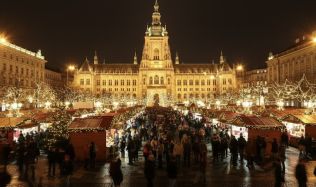 Vánoční architektura a design veřejných prostranství: Jak města proměňují své ulice a náměstí na zimní a vánoční atmosféru?