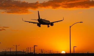 Letiště Praha uzavře hlavní dráhu na 4,5 měsíce. Provoz se přesune nad město